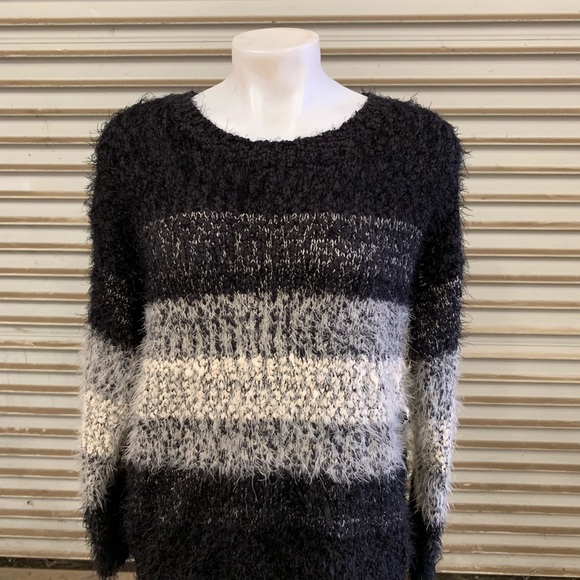 🛍️Forever 21 sweater NWT black and white fluffy - Picture 3 of 7